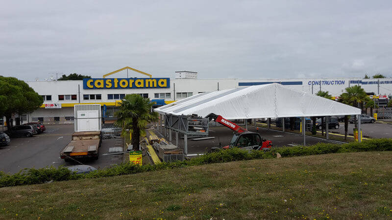 Montage du chapiteau de vente devant Castorama