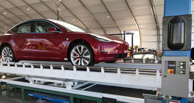 Tesla produit son Model 3 sous des tentes
